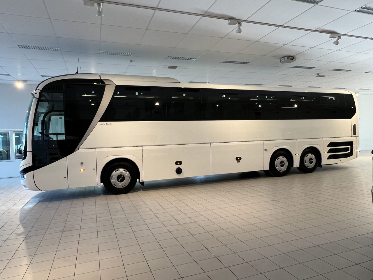 MAN Lions Coach R08 Euro 6E (Dark Edition) - Autokar: obrázok 4 MAN Lions Coach R08 Euro 6E (Dark Edition) - Autokar: obrázok 4