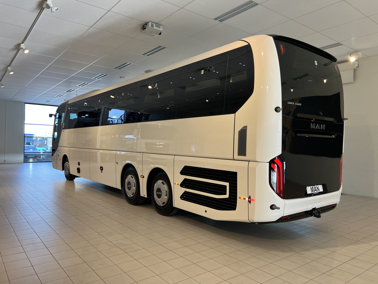 MAN Lions Coach R09 Euro 6E (Dark Edition) - Autokar: obrázok 5 MAN Lions Coach R09 Euro 6E (Dark Edition) - Autokar: obrázok 5