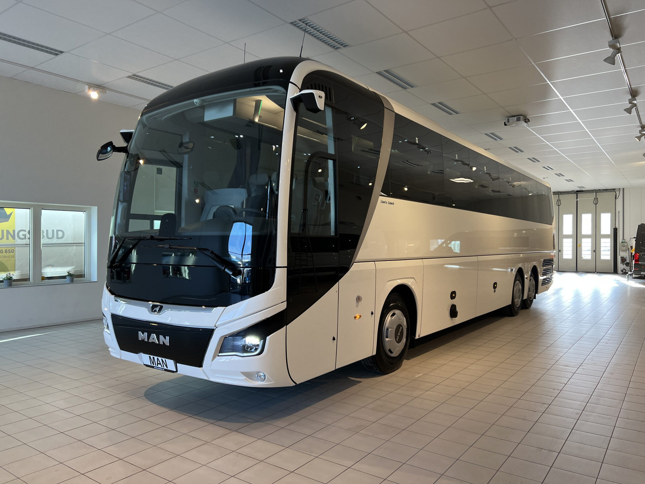 MAN Lions Coach R09 Euro 6E (Dark Edition) - Autokar: obrázok 3 MAN Lions Coach R09 Euro 6E (Dark Edition) - Autokar: obrázok 3