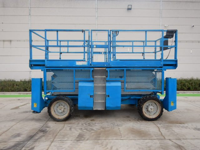 Used scissor Lift Diesel 4x4 GENIE GS-4390-RT - Samohybná plošiny: obrázok 2 Used scissor Lift Diesel 4x4 GENIE GS-4390-RT - Samohybná plošiny: obrázok 2