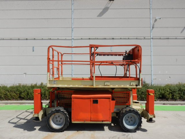 Used scissor Lift Diesel 4x4 JLG 260 MRT - Samohybná plošiny: obrázok 2 Used scissor Lift Diesel 4x4 JLG 260 MRT - Samohybná plošiny: obrázok 2