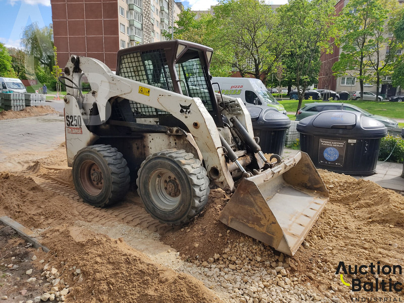 Bobcat S 250 - Šmykom riadený nakladač: obrázok 2 Bobcat S 250 - Šmykom riadený nakladač: obrázok 2
