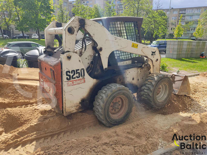 Bobcat S 250 - Šmykom riadený nakladač: obrázok 4 Bobcat S 250 - Šmykom riadený nakladač: obrázok 4