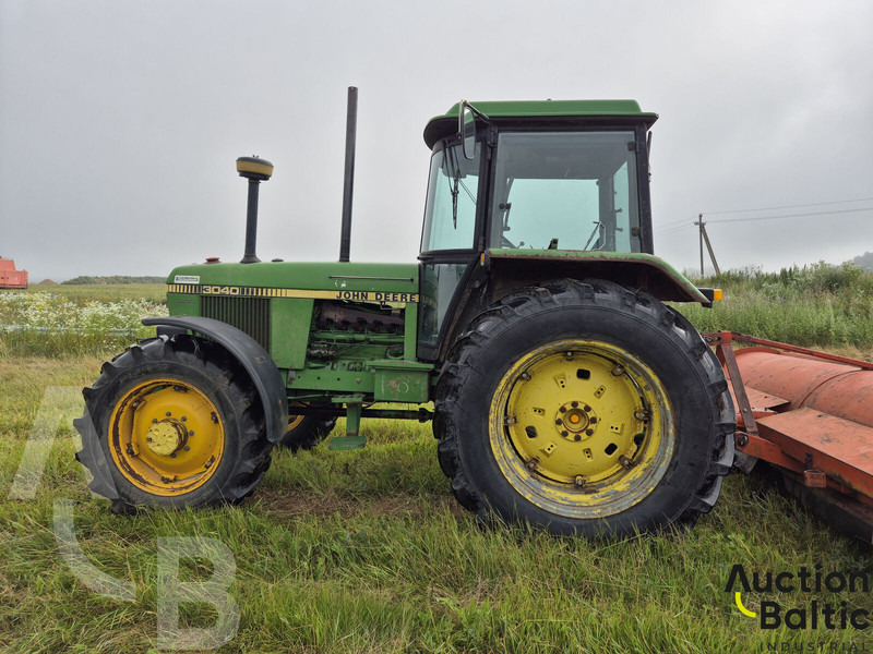 John Deere MFWD - Traktor: obrázok 3 John Deere MFWD - Traktor: obrázok 3