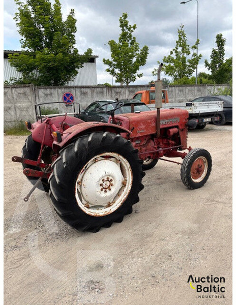 MCCORMICK International Farmall D-324 - Traktor: obrázok 3 MCCORMICK International Farmall D-324 - Traktor: obrázok 3