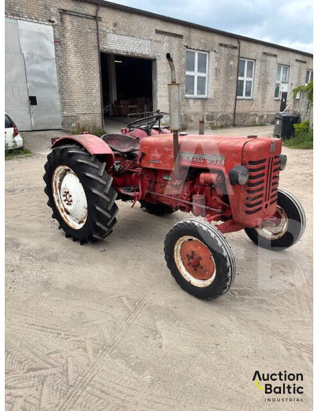 MCCORMICK International Farmall D-324 - Traktor: obrázok 1 MCCORMICK International Farmall D-324 - Traktor: obrázok 1