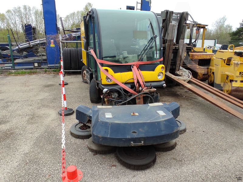 Mathieu Azura - Zametacie vozidlo: obrázok 2 Mathieu Azura - Zametacie vozidlo: obrázok 2