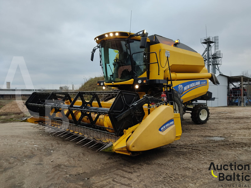 New Holland TC 5.90 - Obilný kombajn: obrázok 1 New Holland TC 5.90 - Obilný kombajn: obrázok 1