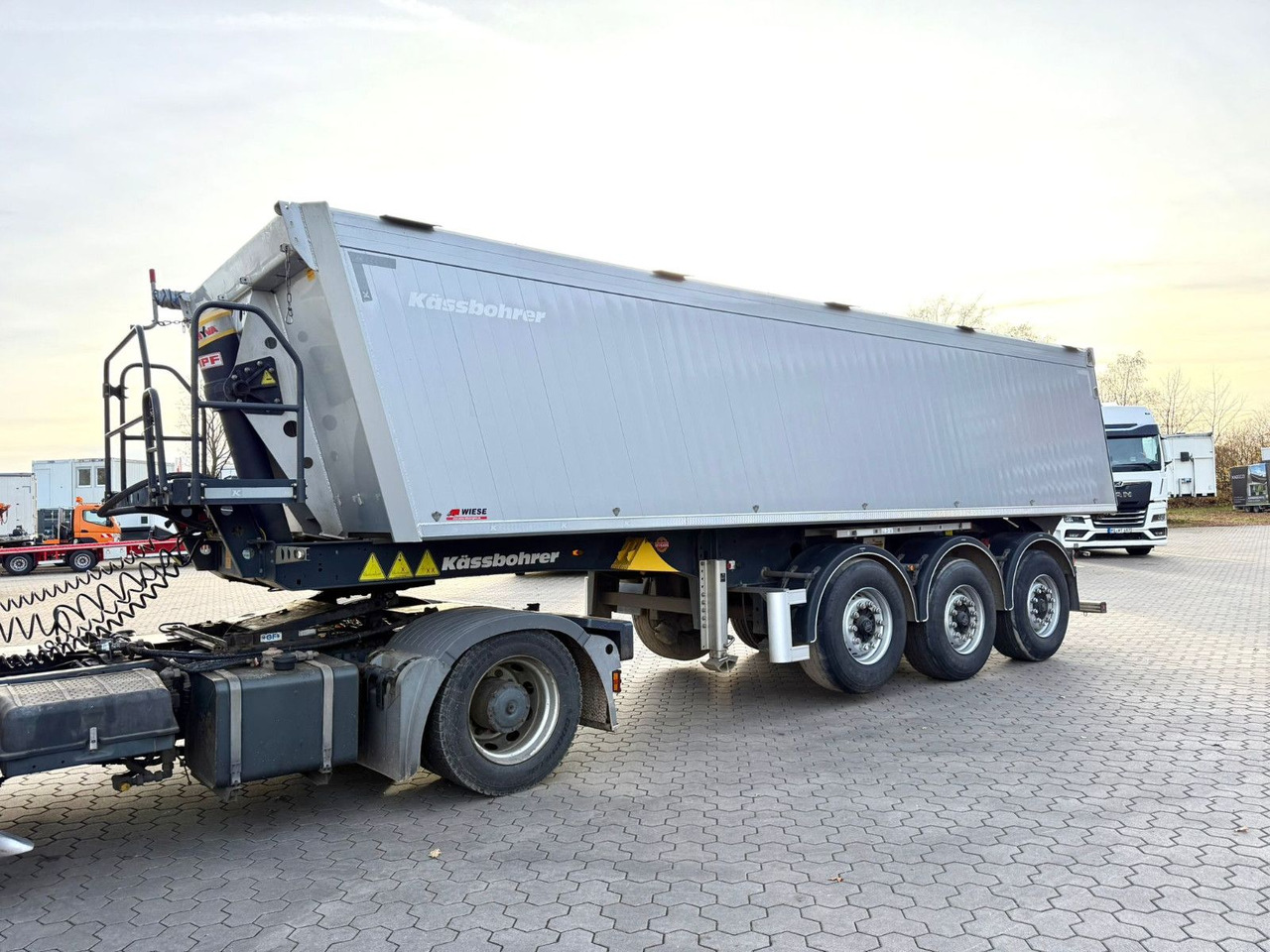 Kässbohrer K.SKA Aluminium Kipper 30m³ Top Zustand - Náves sklápěcí: obrázok 3 Kässbohrer K.SKA Aluminium Kipper 30m³ Top Zustand - Náves sklápěcí: obrázok 3