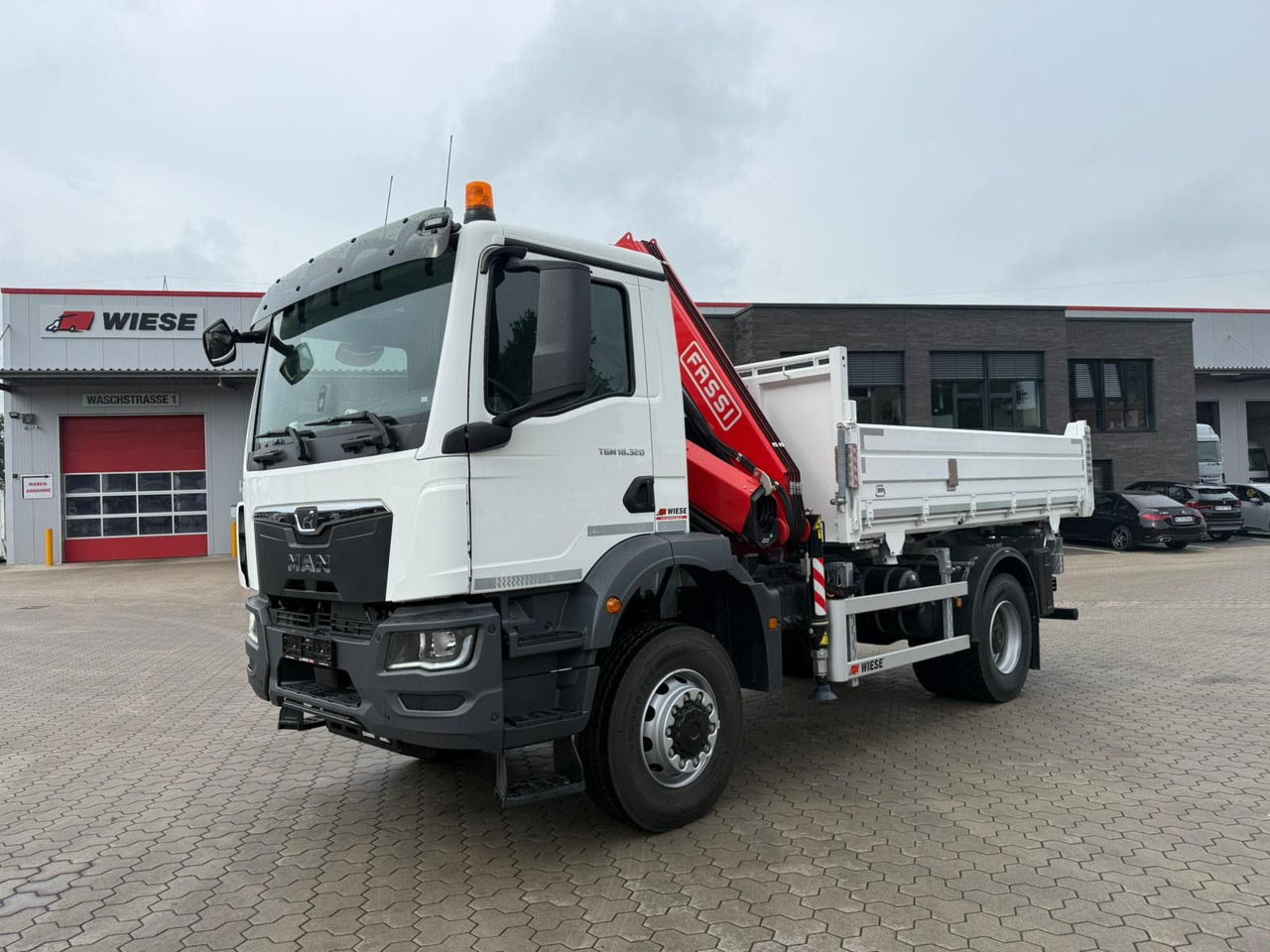 MAN 18.320 4x4 mit Fassi Ladekran Sofort Verfügbar - Sklápač, Auto s hydraulickou rukou: obrázok 1 MAN 18.320 4x4 mit Fassi Ladekran Sofort Verfügbar - Sklápač, Auto s hydraulickou rukou: obrázok 1