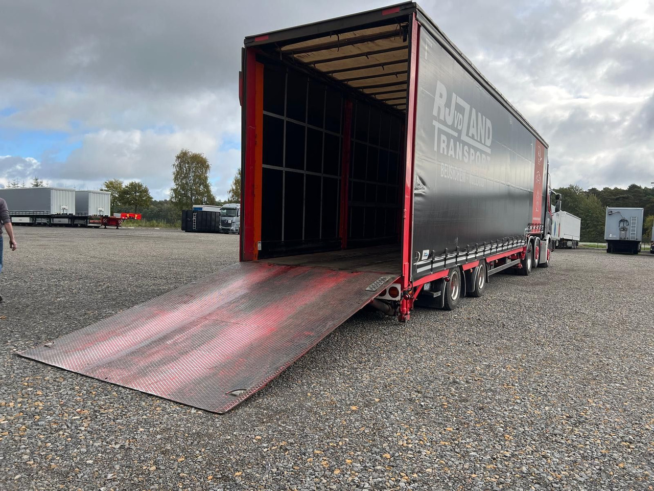 Meusburger 2-Achs-Gabelstaplertransporter Rampe Dhollandia - Plachtový náves: obrázok 4 Meusburger 2-Achs-Gabelstaplertransporter Rampe Dhollandia - Plachtový náves: obrázok 4