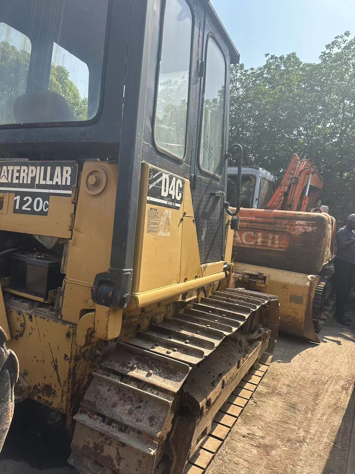 CATERPILLAR D4C - Buldozér: obrázok 3 CATERPILLAR D4C - Buldozér: obrázok 3