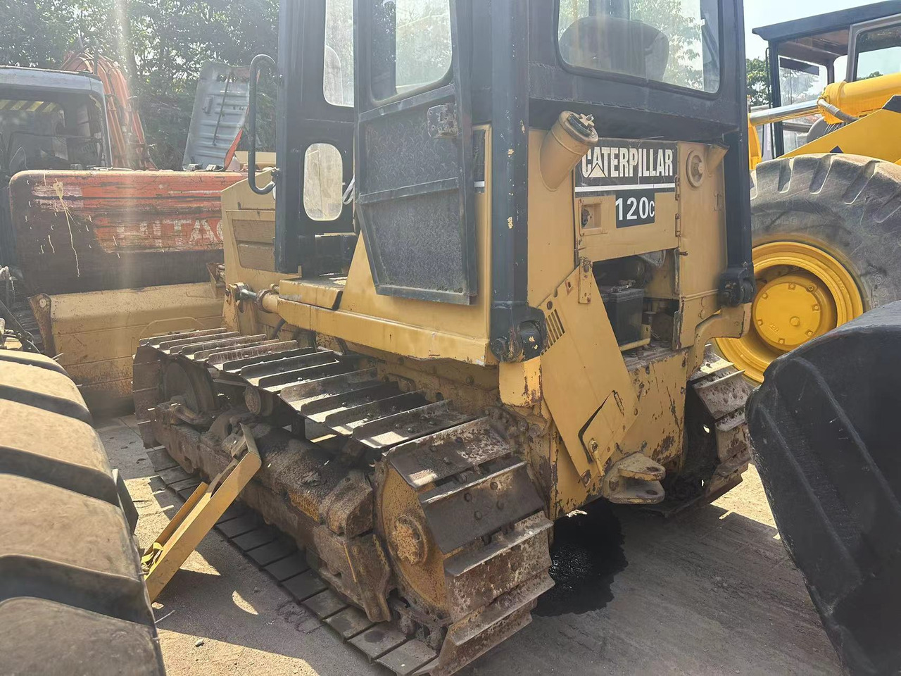 CATERPILLAR D4C - Buldozér: obrázok 2 CATERPILLAR D4C - Buldozér: obrázok 2