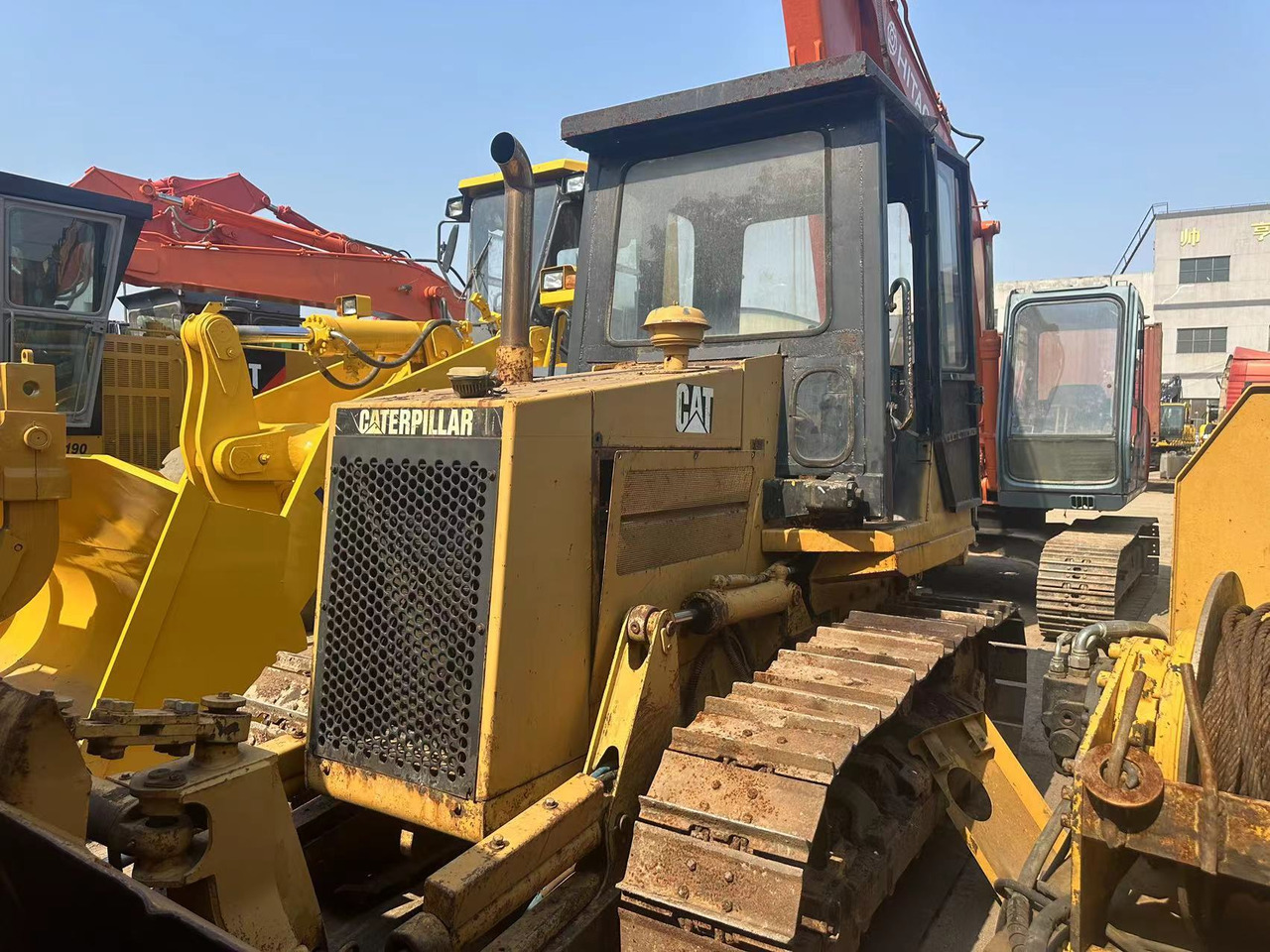 CATERPILLAR D4C - Buldozér: obrázok 2 CATERPILLAR D4C - Buldozér: obrázok 2