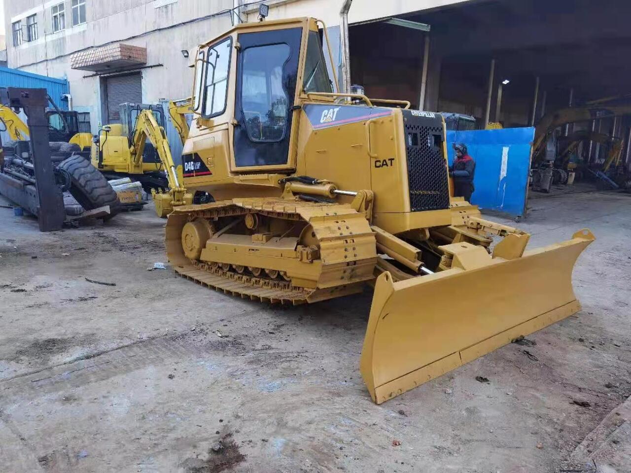 CATERPILLAR D4G - Buldozér: obrázok 2 CATERPILLAR D4G - Buldozér: obrázok 2
