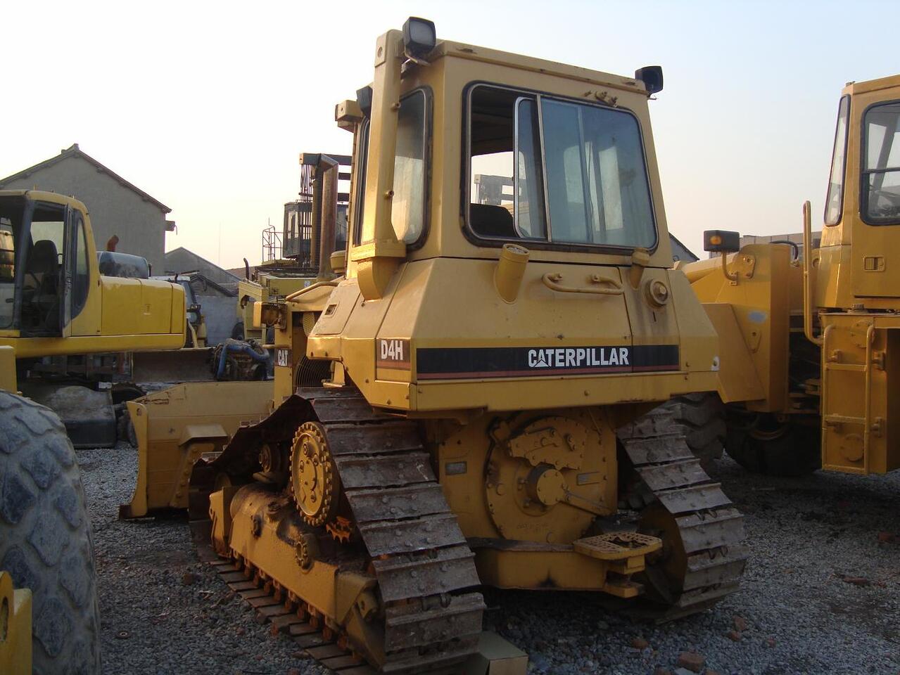 CATERPILLAR D4H - Buldozér: obrázok 2 CATERPILLAR D4H - Buldozér: obrázok 2