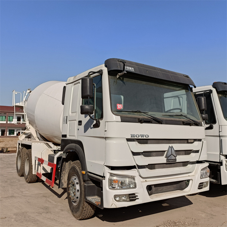 HOWO HOWO-mixer pump truck - Domiešavač s pumpou: obrázok 1 HOWO HOWO-mixer pump truck - Domiešavač s pumpou: obrázok 1