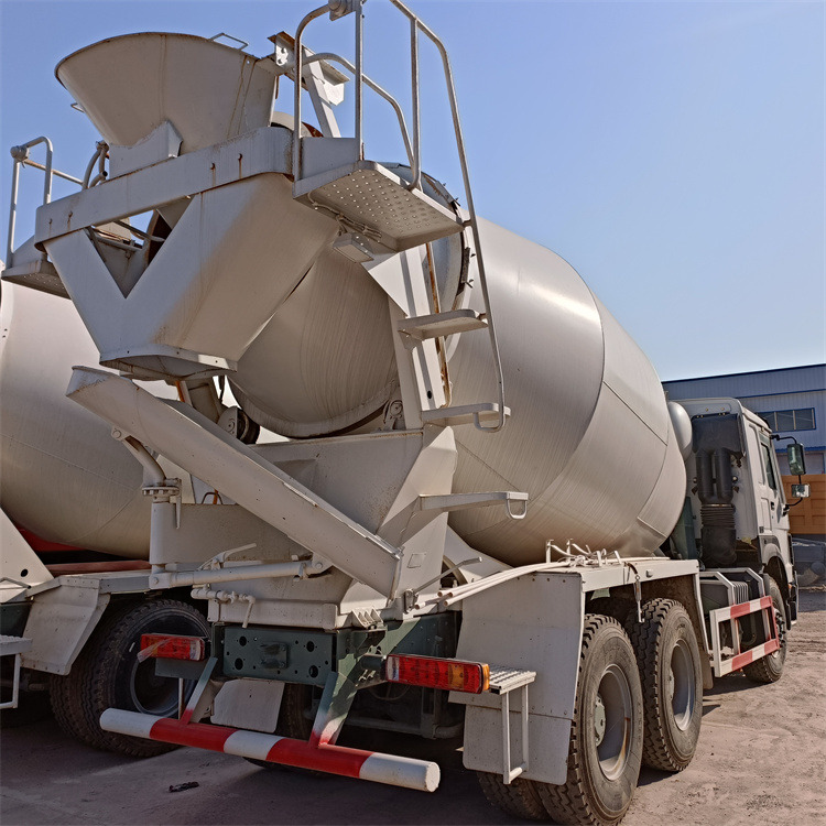 HOWO HOWO-white mixer pump truck - Domiešavač s pumpou: obrázok 5 HOWO HOWO-white mixer pump truck - Domiešavač s pumpou: obrázok 5
