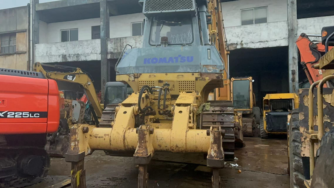 KOMATSU D85 - Buldozér: obrázok 2 KOMATSU D85 - Buldozér: obrázok 2