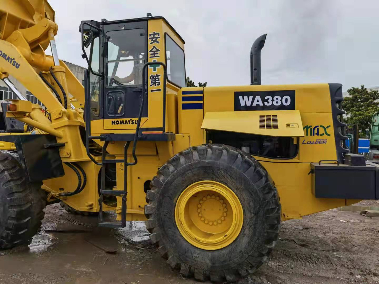 KOMATSU WA380 - Kolesový nakladač: obrázok 3 KOMATSU WA380 - Kolesový nakladač: obrázok 3