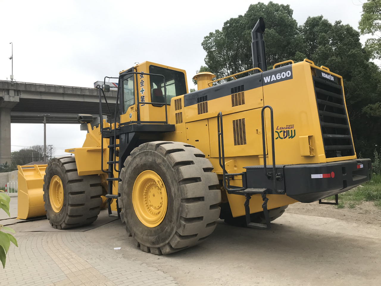 KOMATSU WA600-3 - Kolesový nakladač: obrázok 4 KOMATSU WA600-3 - Kolesový nakladač: obrázok 4