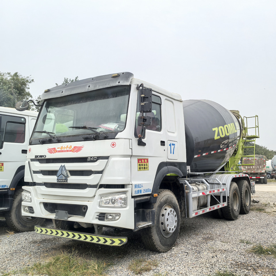 SINOTRUK Howo 6x4 mixer pump truck - Nákladné auto: obrázok 2 SINOTRUK Howo 6x4 mixer pump truck - Nákladné auto: obrázok 2