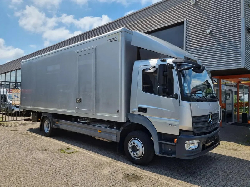 Mercedes-Benz Atego 1218 Koffer/ Ladebordwand/ Airco/ Grau Metallic - Skříňový nákladní auto: obrázok 1 Mercedes-Benz Atego 1218 Koffer/ Ladebordwand/ Airco/ Grau Metallic - Skříňový nákladní auto: obrázok 1