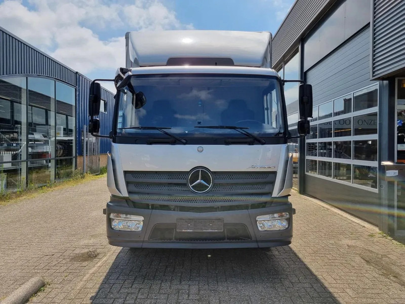 Mercedes-Benz Atego 1218 Koffer/ Ladebordwand/ Airco/ Grau Metallic - Skříňový nákladní auto: obrázok 4 Mercedes-Benz Atego 1218 Koffer/ Ladebordwand/ Airco/ Grau Metallic - Skříňový nákladní auto: obrázok 4