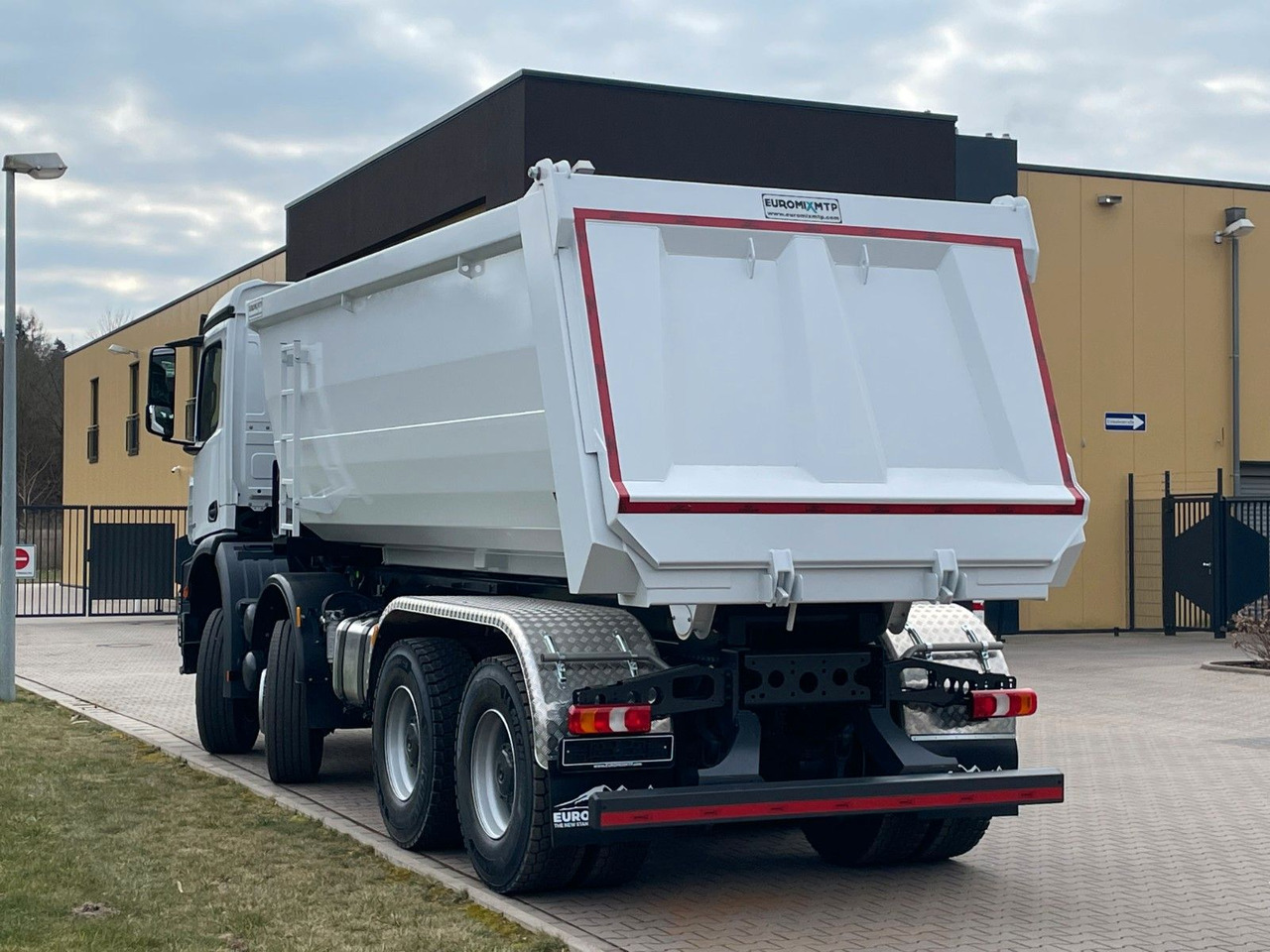 Mercedes-Benz 4142 8X4 Mulden- Kipper - EuromixMTP - Sklápač: obrázok 5 Mercedes-Benz 4142 8X4 Mulden- Kipper - EuromixMTP - Sklápač: obrázok 5