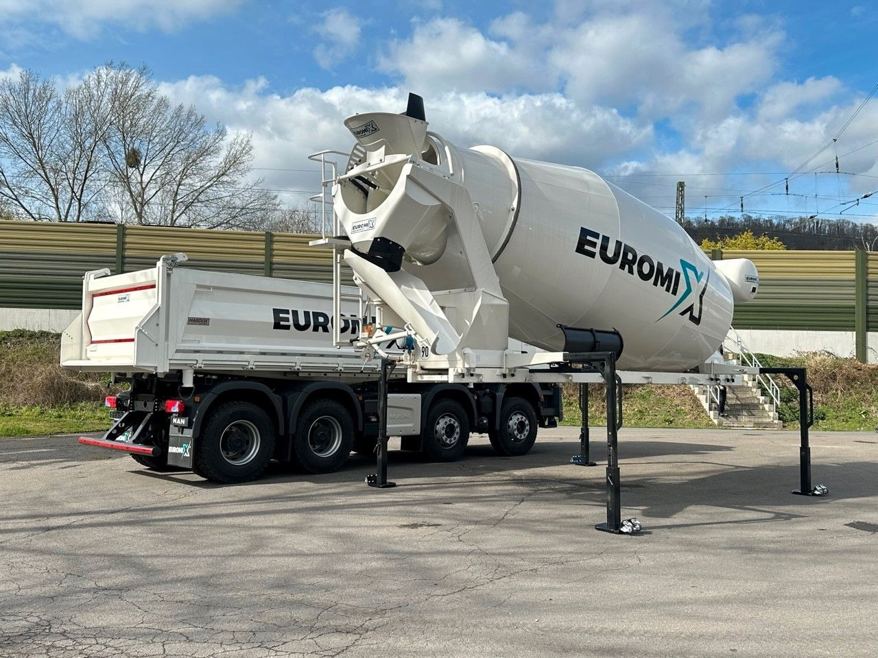 Volvo FMX 460 8x4 / WECHSELSYSTEM KIPPER+MISCHER Volvo FMX 460 8x4 / WECHSELSYSTEM KIPPER+MISCHER - Domiešavač: obrázok 1 Volvo FMX 460 8x4 / WECHSELSYSTEM KIPPER+MISCHER Volvo FMX 460 8x4 / WECHSELSYSTEM KIPPER+MISCHER - Domiešavač: obrázok 1