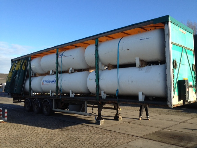 Curtain semi-trailer loaded with LPG tanks - Plachtový náves: obrázok 3 Curtain semi-trailer loaded with LPG tanks - Plachtový náves: obrázok 3
