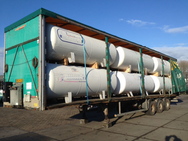 Curtain semi-trailer loaded with LPG tanks - Plachtový náves: obrázok 4 Curtain semi-trailer loaded with LPG tanks - Plachtový náves: obrázok 4