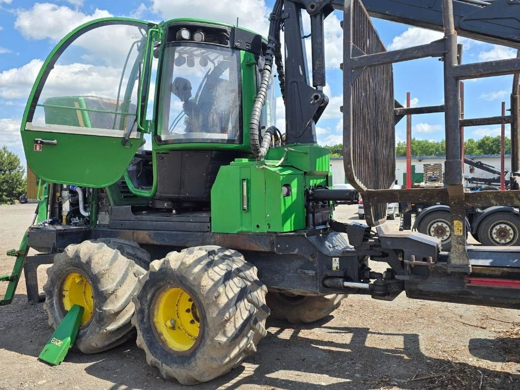 John Deere 810 E  - Vyvážečka: obrázok 4 John Deere 810 E  - Vyvážečka: obrázok 4