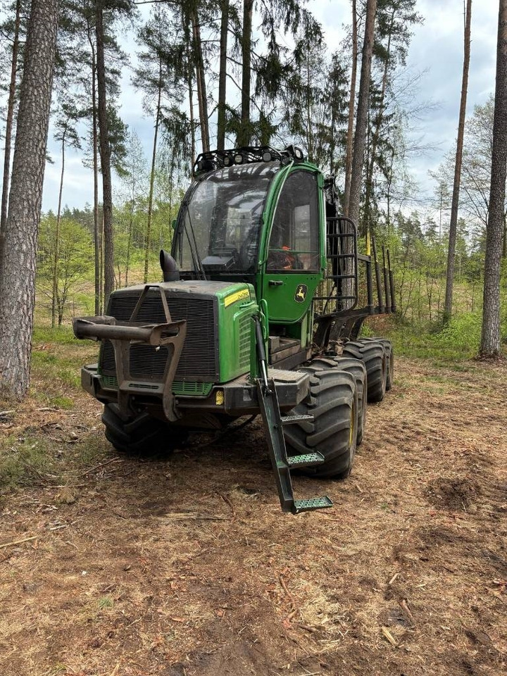 John Deere 810 E - Vyvážečka: obrázok 2 John Deere 810 E - Vyvážečka: obrázok 2
