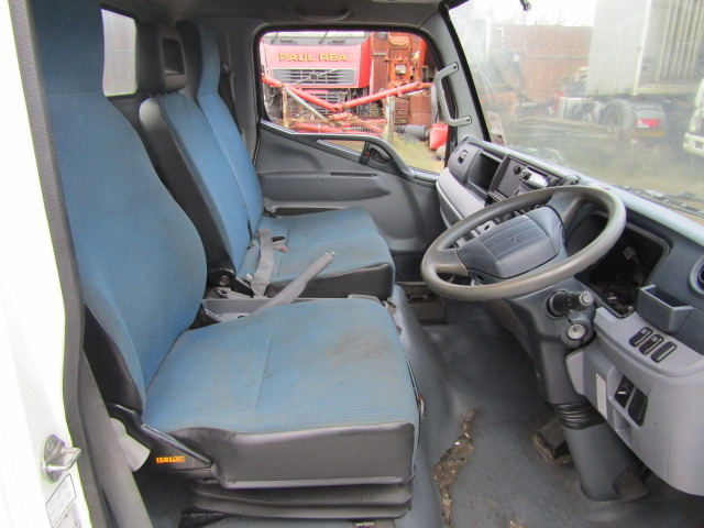 MITSUBISHI FUSO 7C 15/18 CAB (2014) - Kabína pre Nákladné auto: obrázok 4 MITSUBISHI FUSO 7C 15/18 CAB (2014) - Kabína pre Nákladné auto: obrázok 4