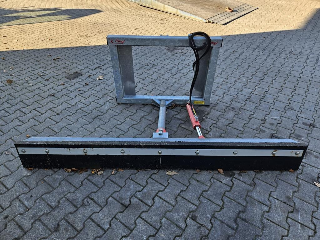 Fliegl Gummi-Schiebeschild - Predný nakladač na traktor: obrázok 1 Fliegl Gummi-Schiebeschild - Predný nakladač na traktor: obrázok 1