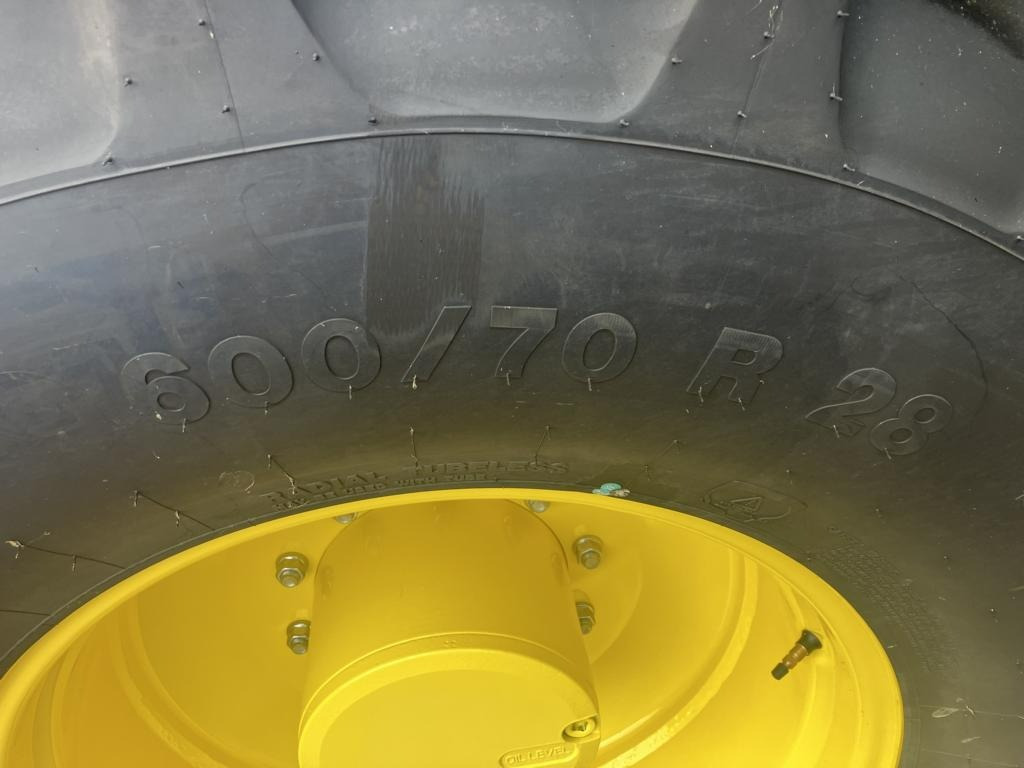 John Deere 6R215 - Traktor: obrázok 4 John Deere 6R215 - Traktor: obrázok 4