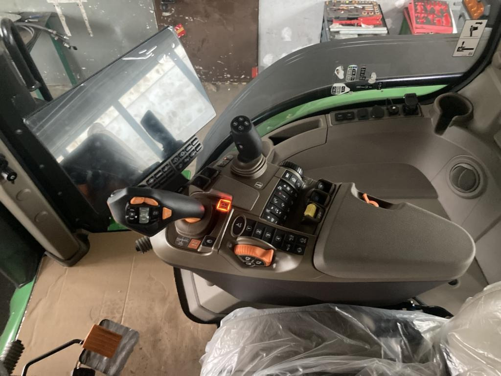 John Deere TRAKTOR 8R370 - Traktor: obrázok 5 John Deere TRAKTOR 8R370 - Traktor: obrázok 5