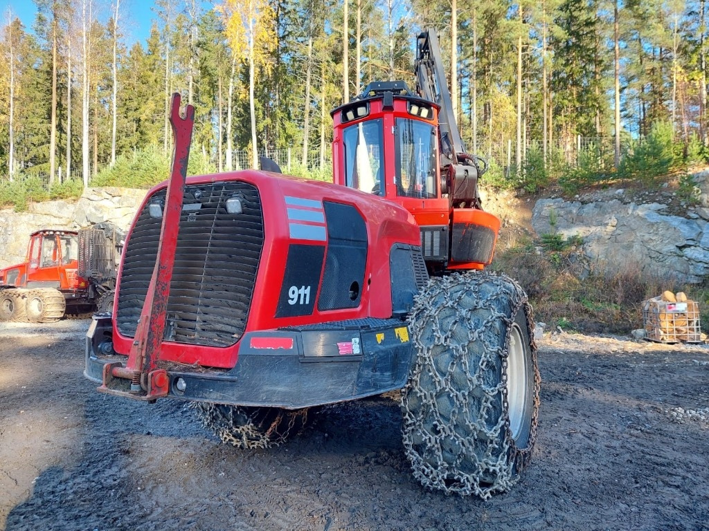 Komatsu 911 - Lesnícky harvestor: obrázok 4 Komatsu 911 - Lesnícky harvestor: obrázok 4