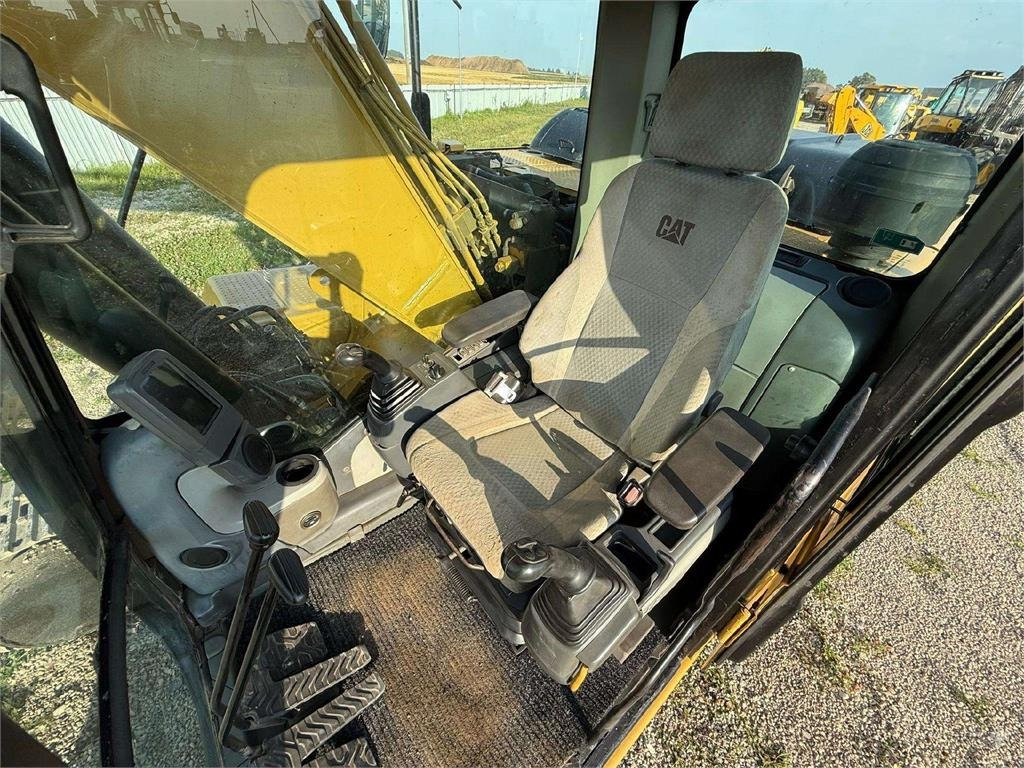 Pásové rýpadlo CAT 323 D: obrázok 13