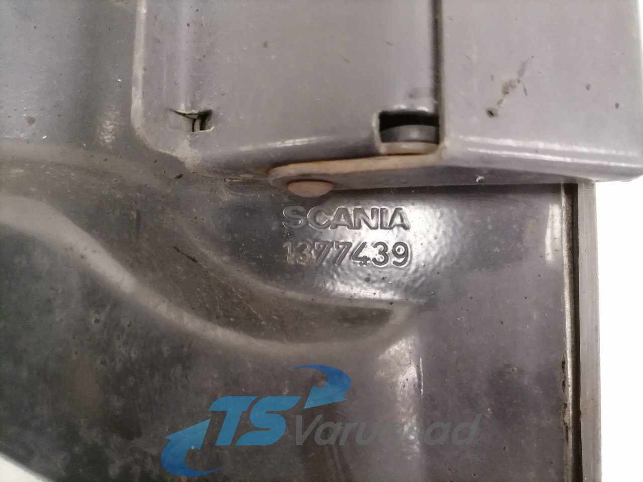 Scania Mudguard bracket 1377439 - Univerzálny diel pre Nákladné auto: obrázok 3 Scania Mudguard bracket 1377439 - Univerzálny diel pre Nákladné auto: obrázok 3