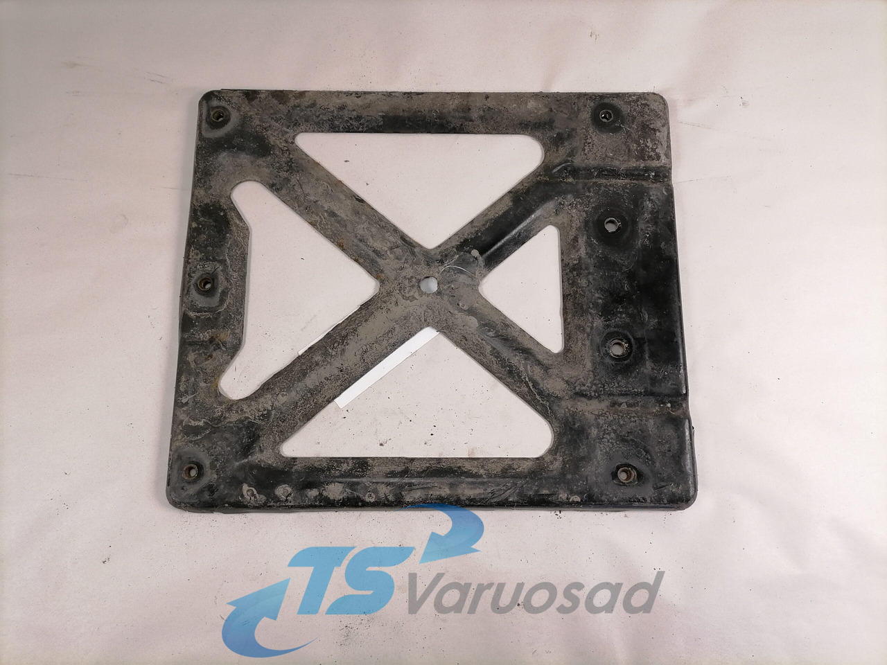 Volvo Mudguard bracket 82271846 - Univerzálny diel pre Nákladné auto: obrázok 1 Volvo Mudguard bracket 82271846 - Univerzálny diel pre Nákladné auto: obrázok 1