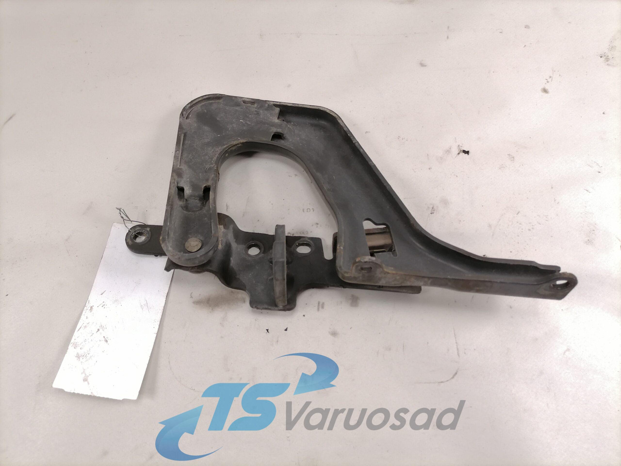 Volvo lower grille carrier hinge 84104142 - Mriežka pre Nákladné auto: obrázok 2 Volvo lower grille carrier hinge 84104142 - Mriežka pre Nákladné auto: obrázok 2