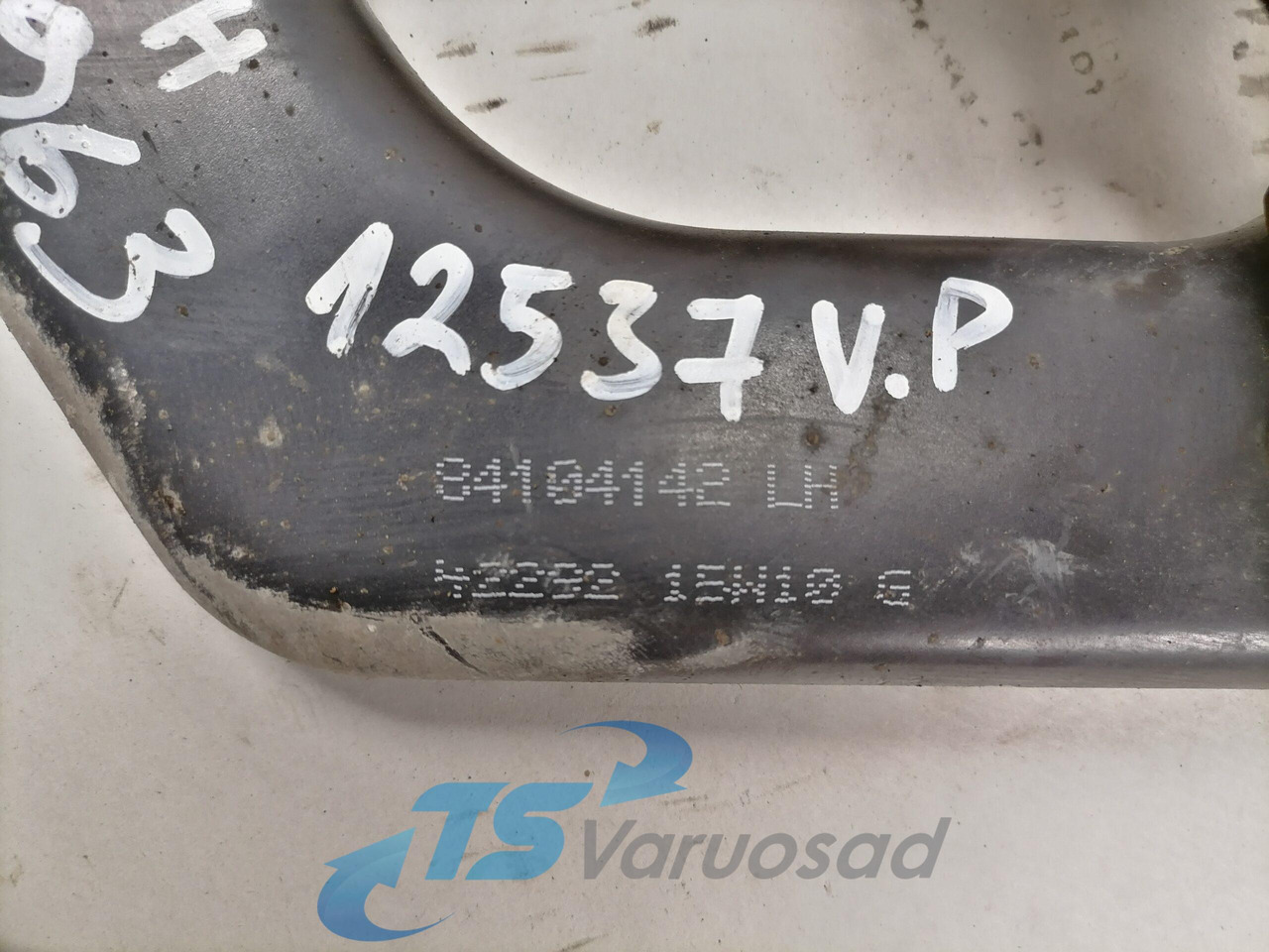 Volvo lower grille carrier hinge 84104142 - Mriežka pre Nákladné auto: obrázok 3 Volvo lower grille carrier hinge 84104142 - Mriežka pre Nákladné auto: obrázok 3