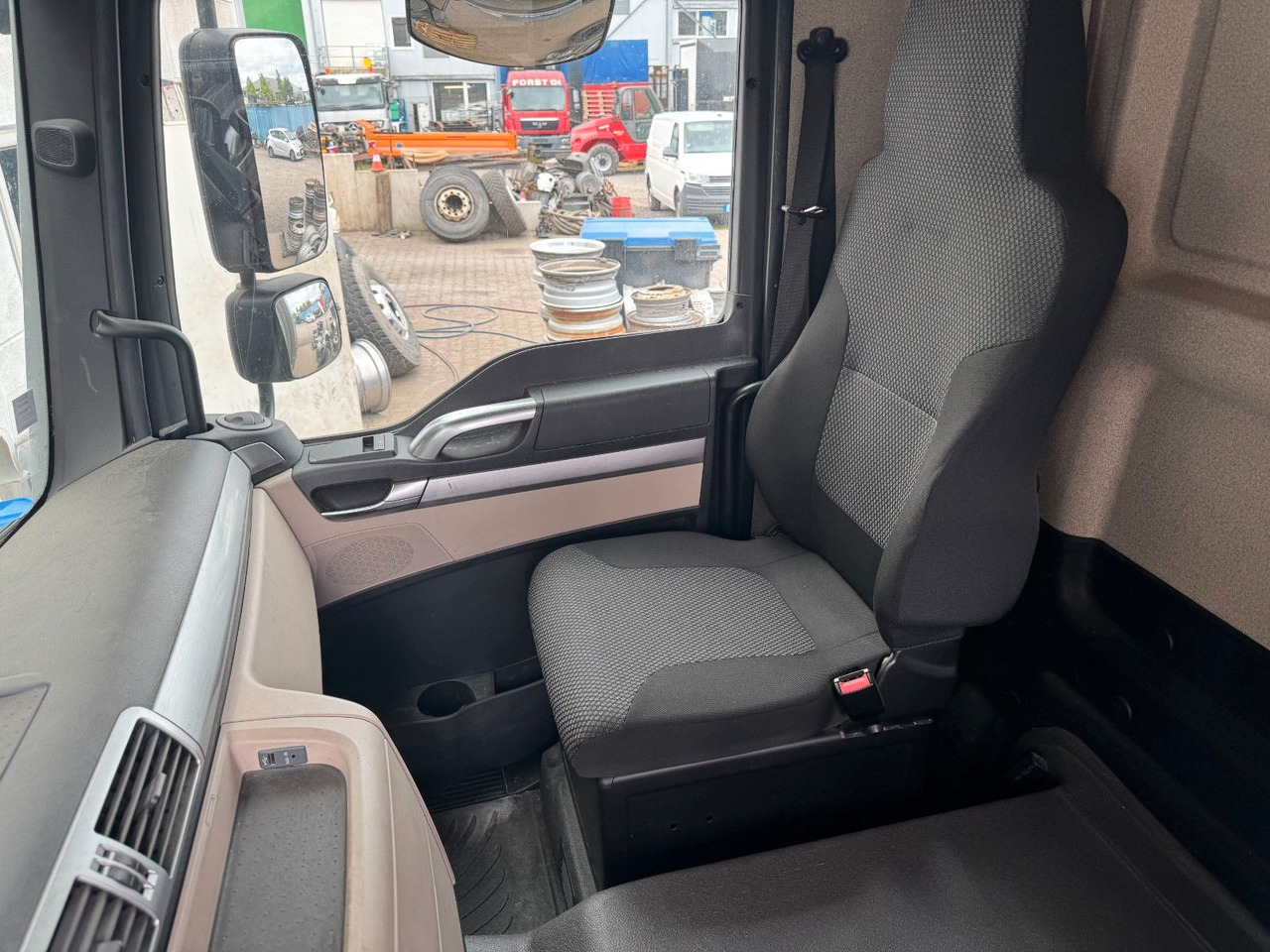 MAN 18.290 4X2 Koffer / Plane Top Zustand 8,30 Meter - Plachtové nákladné vozidlo: obrázok 4 MAN 18.290 4X2 Koffer / Plane Top Zustand 8,30 Meter - Plachtové nákladné vozidlo: obrázok 4