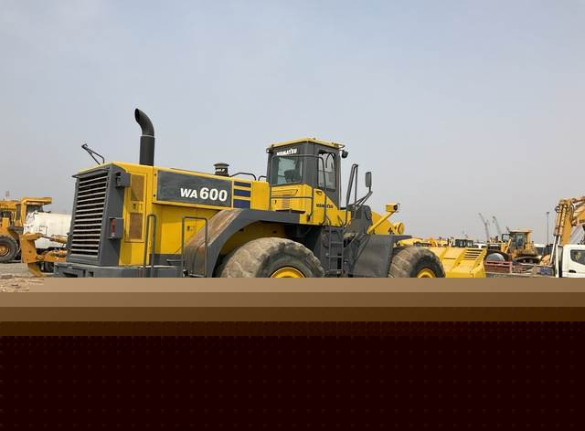 Komatsu WA600-6 - Kolesový nakladač: obrázok 3 Komatsu WA600-6 - Kolesový nakladač: obrázok 3