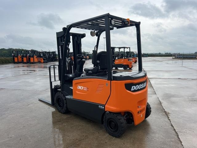 Doosan B30X-7 PLUS - Elektrický vysokozdvižný vozík: obrázok 2 Doosan B30X-7 PLUS - Elektrický vysokozdvižný vozík: obrázok 2
