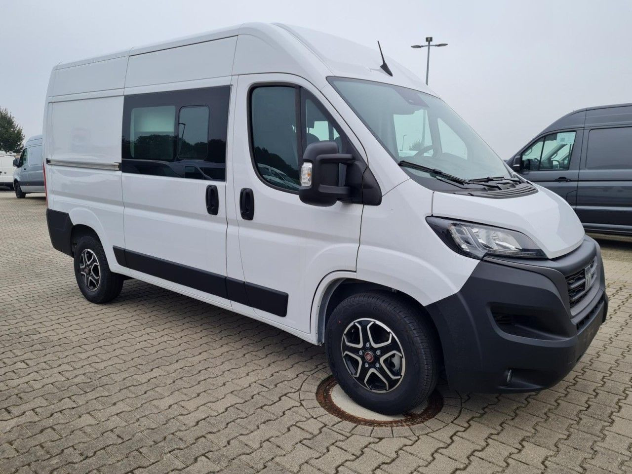 Fiat Ducato 35 Kasten Doka 7-Sitze 2x Schiebetür Maxi - Furgon, Dodávkа s dvojitou kabínou: obrázok 4 Fiat Ducato 35 Kasten Doka 7-Sitze 2x Schiebetür Maxi - Furgon, Dodávkа s dvojitou kabínou: obrázok 4