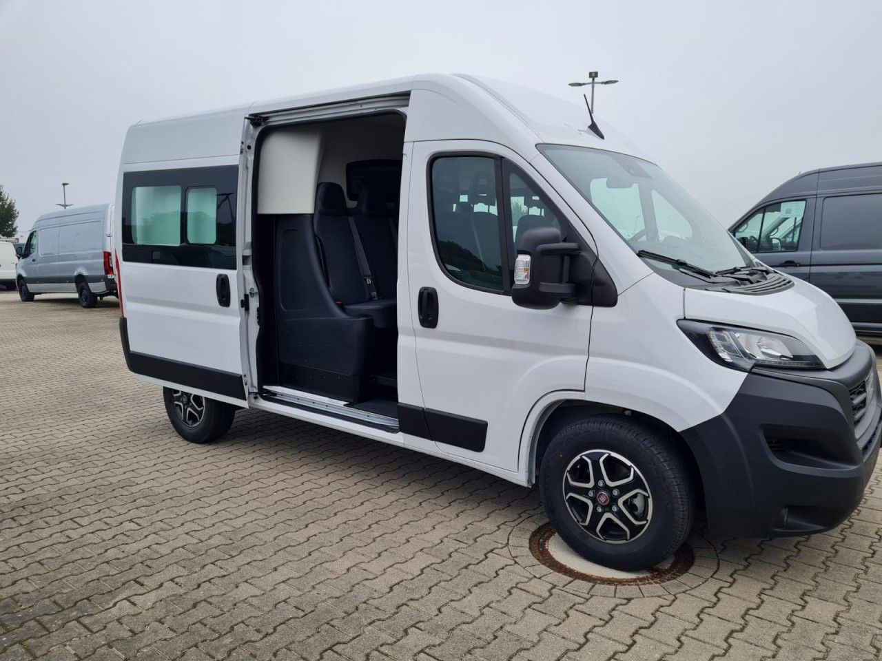 Fiat Ducato 35 Kasten Doka 7-Sitze 2x Schiebetür Maxi - Furgon, Dodávkа s dvojitou kabínou: obrázok 3 Fiat Ducato 35 Kasten Doka 7-Sitze 2x Schiebetür Maxi - Furgon, Dodávkа s dvojitou kabínou: obrázok 3