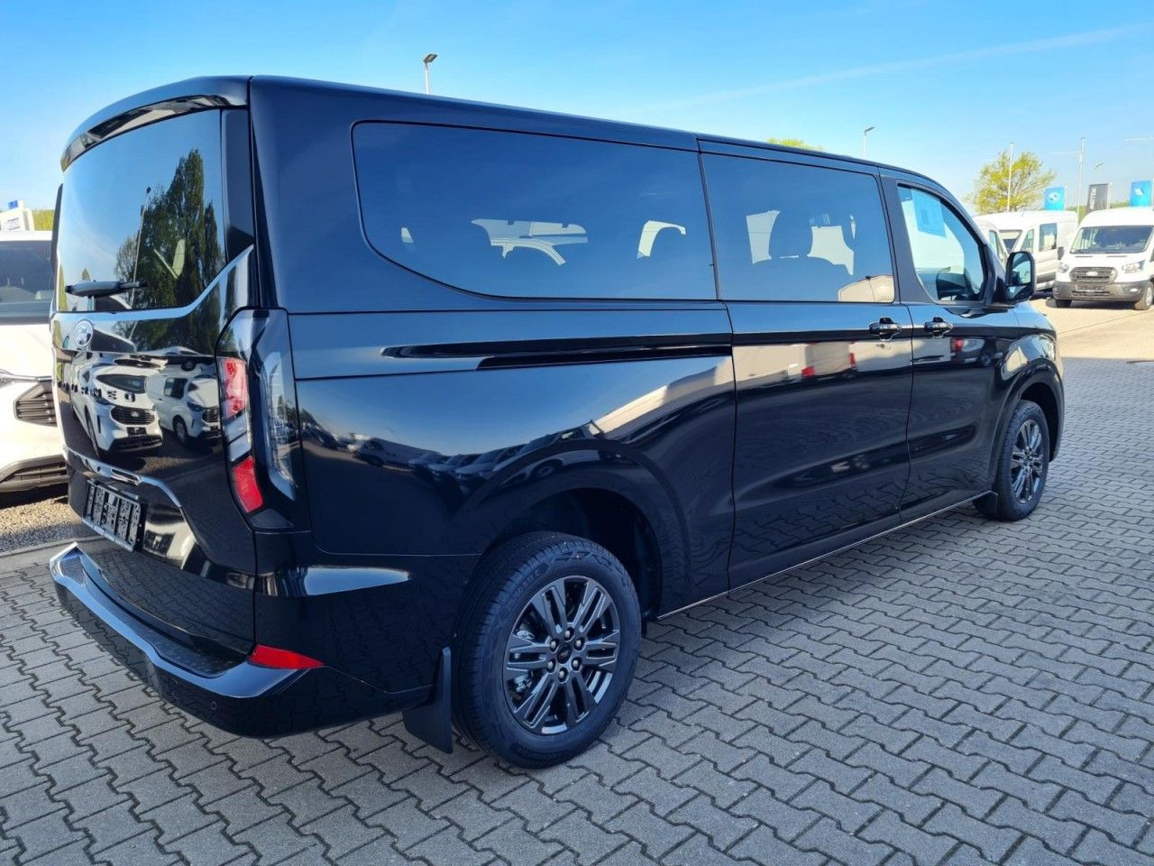 Ford Tourneo Custom 320 AG L2 Titanium 8 Sitze LEDER - Mikrobus: obrázok 4 Ford Tourneo Custom 320 AG L2 Titanium 8 Sitze LEDER - Mikrobus: obrázok 4